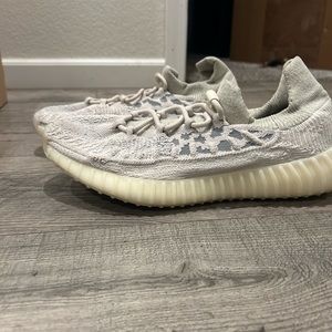 Yeezy 359 V2 CMPCT SIZE 10 barely worn, great condition super comfortable.